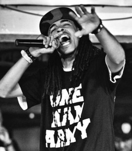 Dee-1 opening for Raekwon at The Maison. Photo by Golden Richard, III.