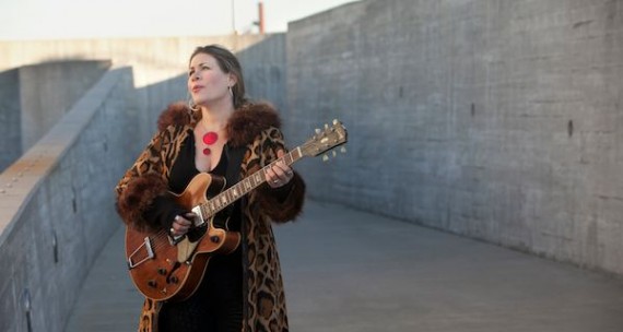 Dayna Kurtz. Photo by Merri Cyr. Dayna Kurtz. Photo by Merri Cyr.