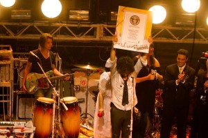 The Flaming Lips' Wayne Coyne holds their Guinness World Record certificate at House of Blues in New Orleans. Photo by Caitlyn Ridenour.