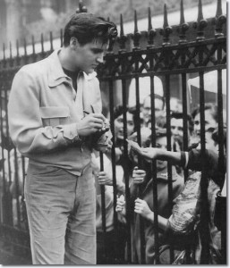 elvis_signing_autographs_on_location_2_king_creole