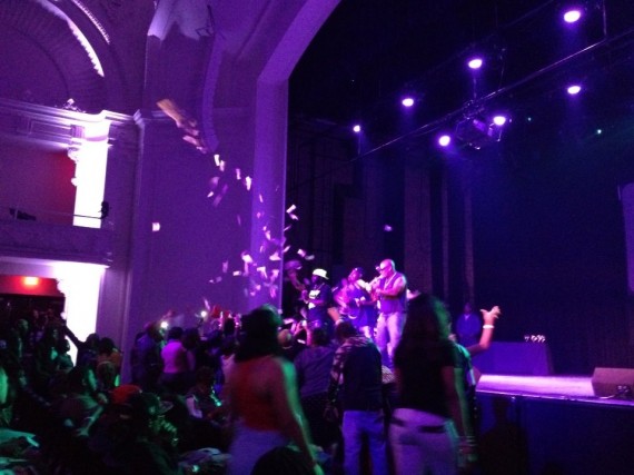 NOHHA_2013_Dusty_Money_into_the_crowd_JMN